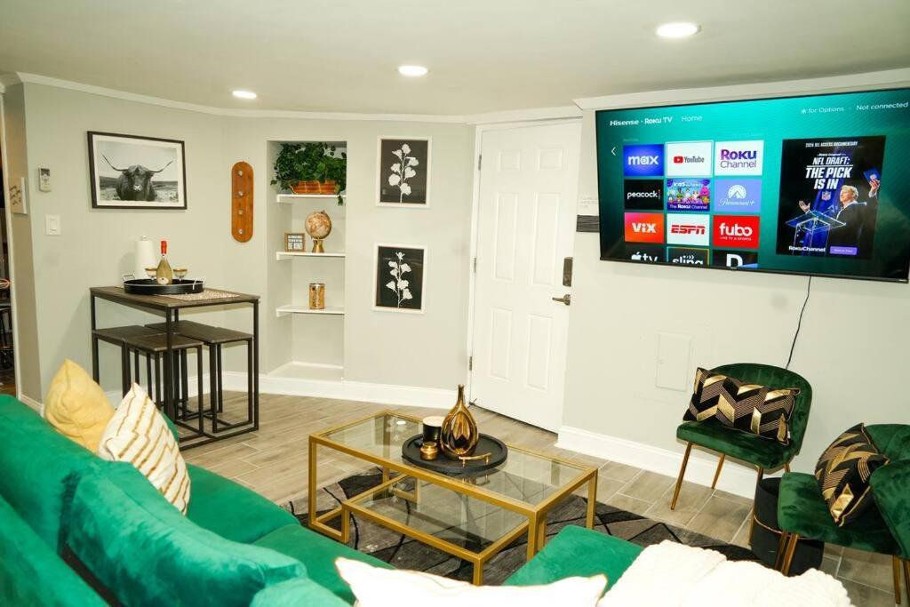 Modern 1br Unit With Free Parking Walk To Metro *